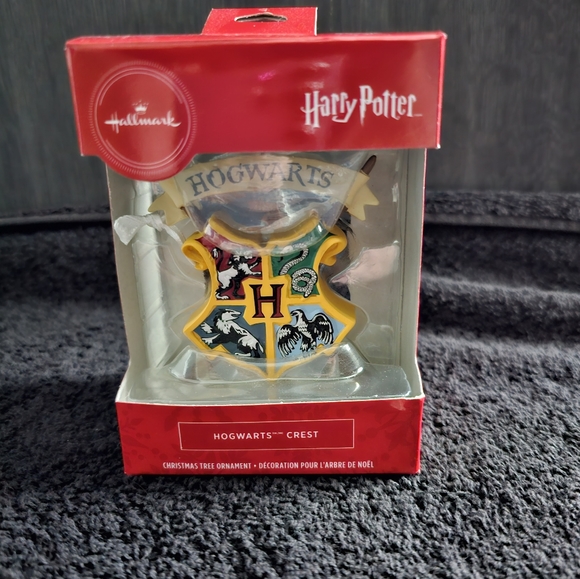 *Hogwarts Crest Ornament* - Picture 2 of 6